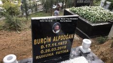 Tek Kişilik Porselen Resimli Siyah Granit Mezar Taşı Modeli