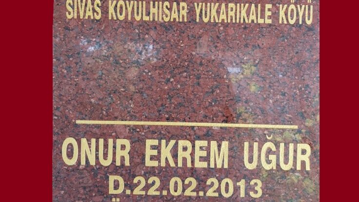 Tek Kişilik Kırmızı Granit New İmperial Mezar Baş Taşı Modelleri
